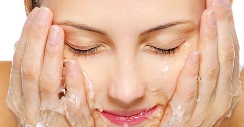 wp content/uploads///BOMB_woman_washing_face