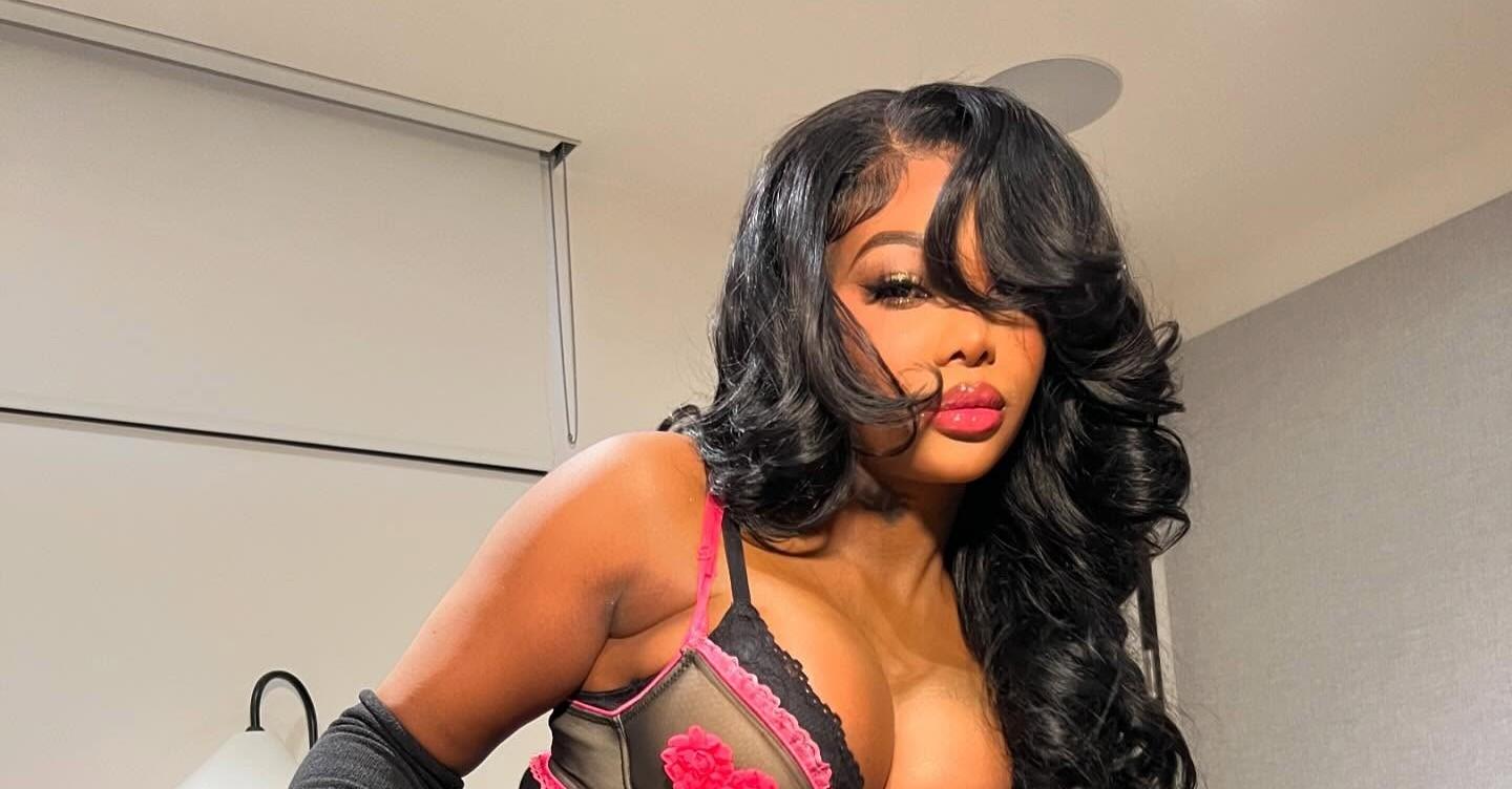 Summer Walker wears black and pink corset.