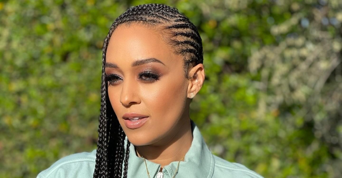 Tia Mowry wears braids. 