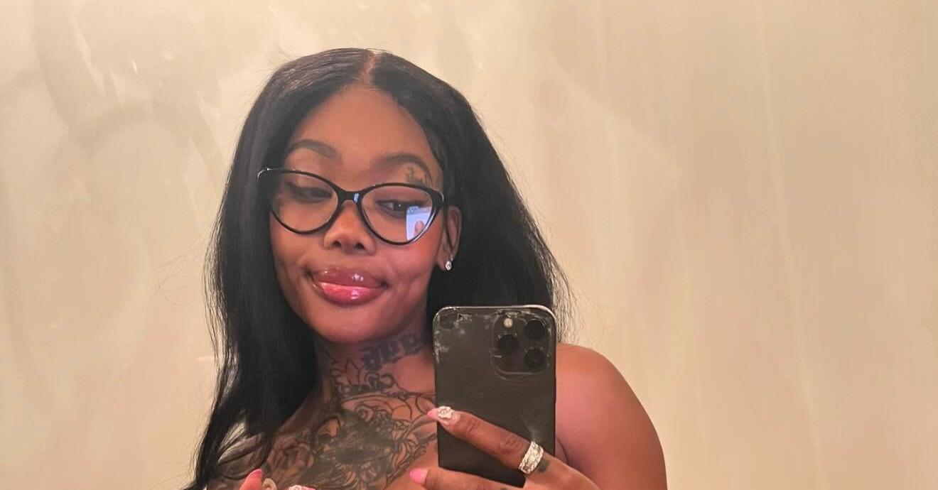 Summer Walker takes a mirror selfie